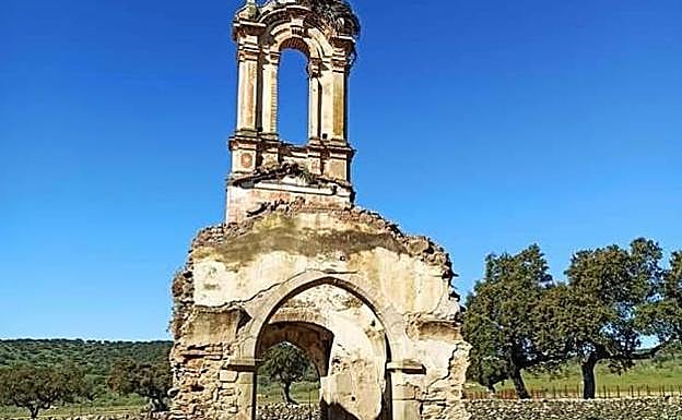 Esto es lo único que se mantiene en pie de la ermita de Santa María de Brovales, en el término de Jerez.