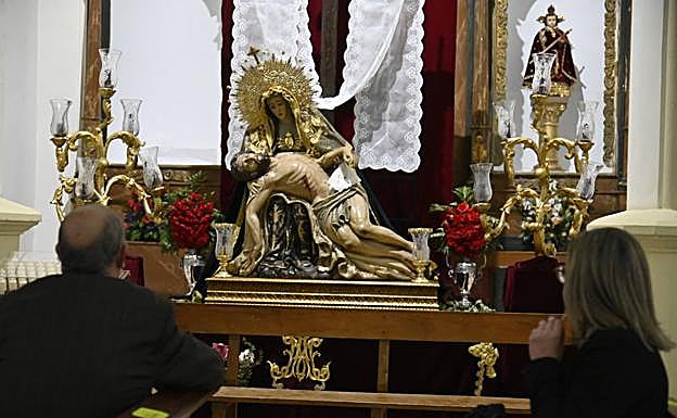 Altar con la imagen de la Piedad, expuesta en la parroquia de Santo Domingo.