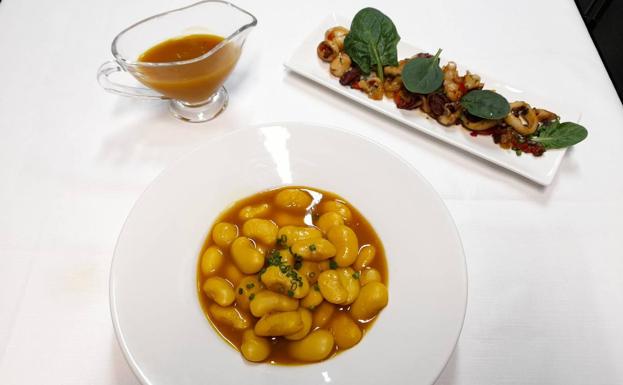 El plato de vigilia de Madruelo lleva un salteado de chipirones y gambas.