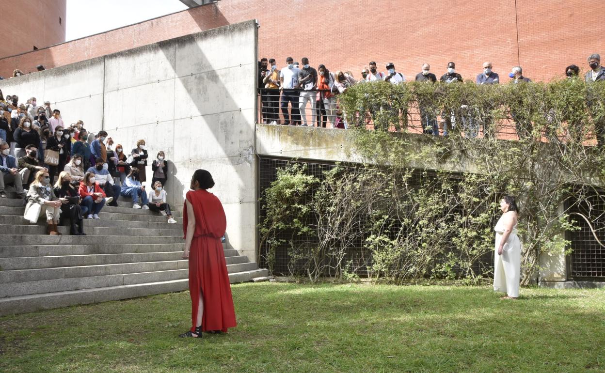 Los pacenses toman imágenes a las actrices del Día Mundial del Teatro. 