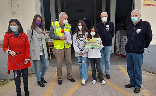 Alumnas del Hernández Pacheco entregando 650 euros.