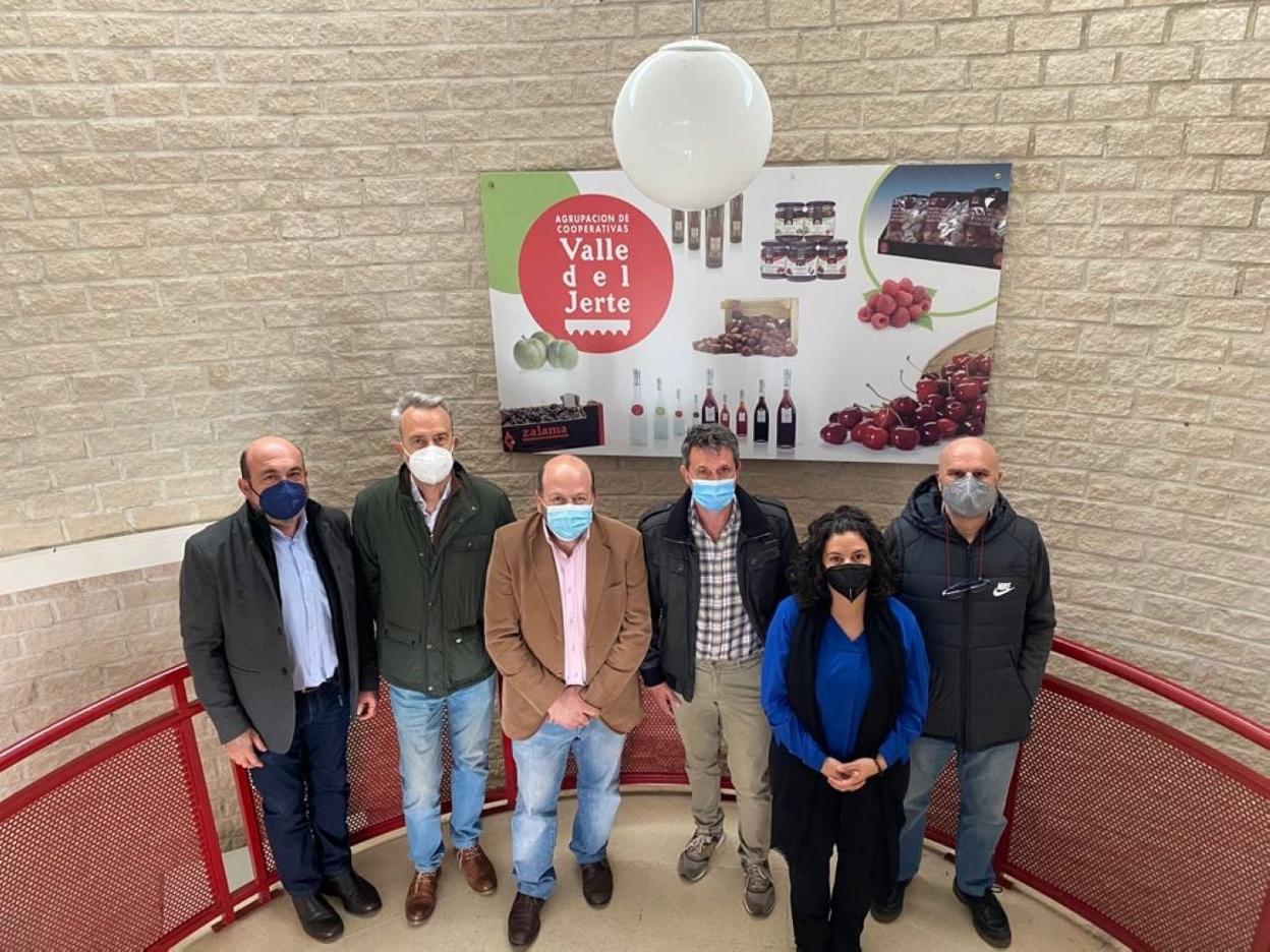 Javier Gonzalo Langa, tercero por la izquierda, visita las nuevas instalaciones de Valdastillas. 