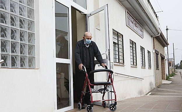 Antonio Galán, de 93 años, saliendo de la residencia de Torrequemada para dar su paseo diario. 