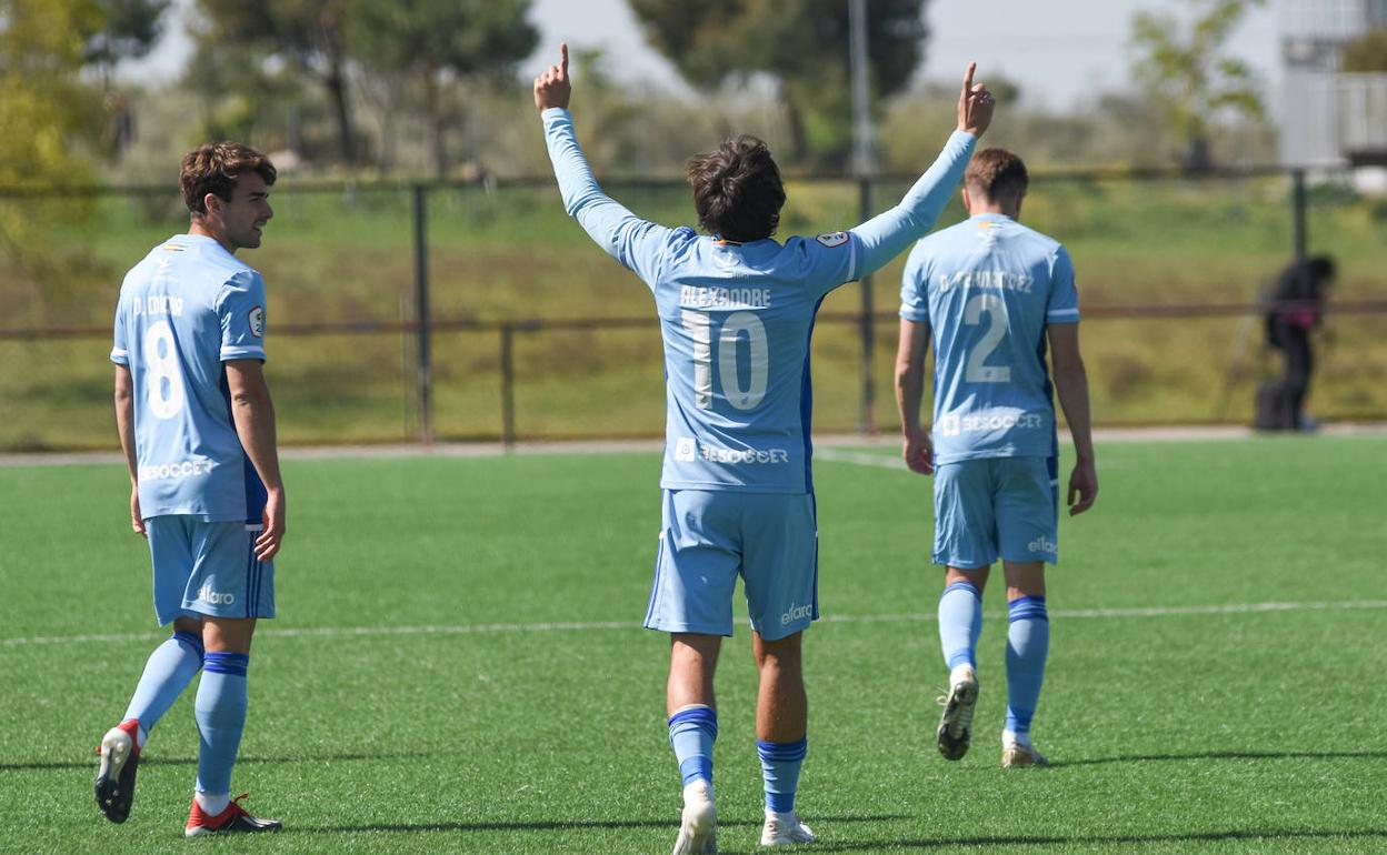 Alex Corredera celebra el primer gol del Badajoz.