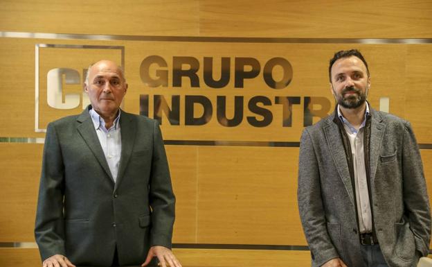 Ricardo Leal, fundador de Cristian Lay, y su hijo mayor, Miguel Ángel Leal, director ejecutivo del grupo industrial, en la sal de junta del grupo en Jerez.