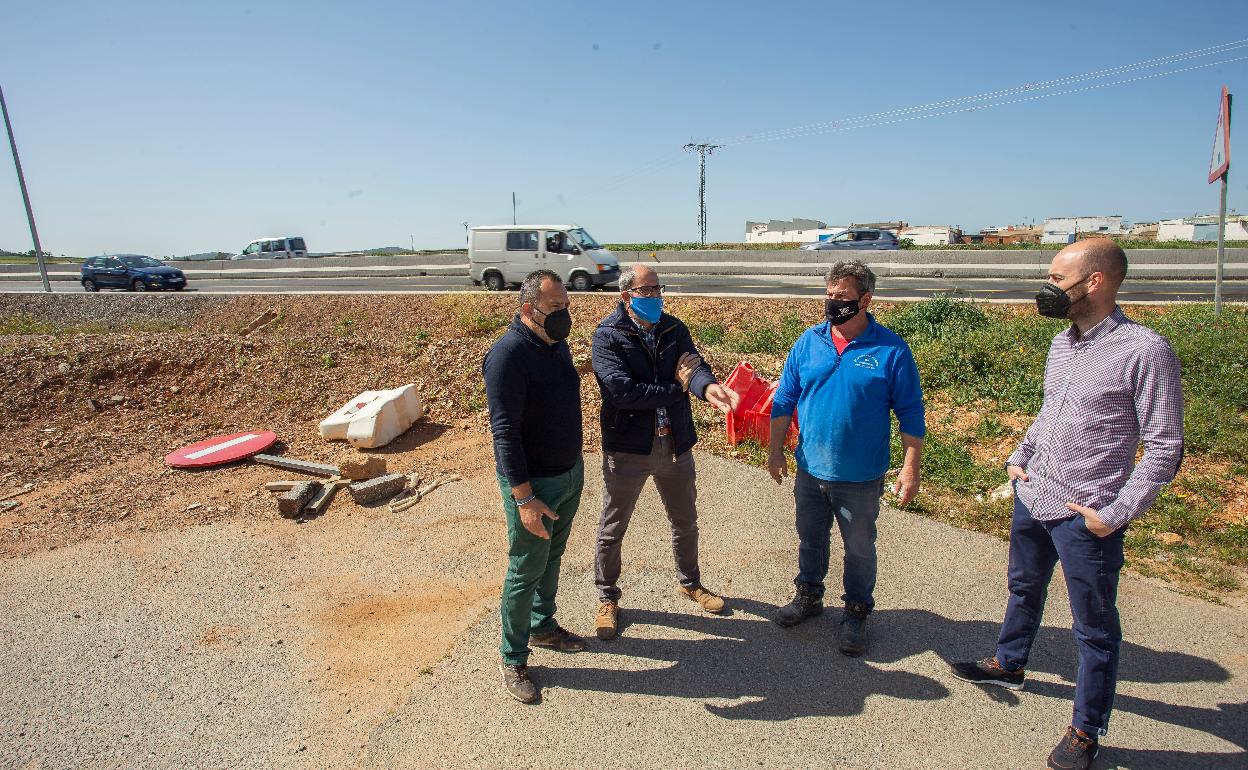Empresarios de Charca Musia en el punto donde la calle se queda sin acceso a la EX-206. 