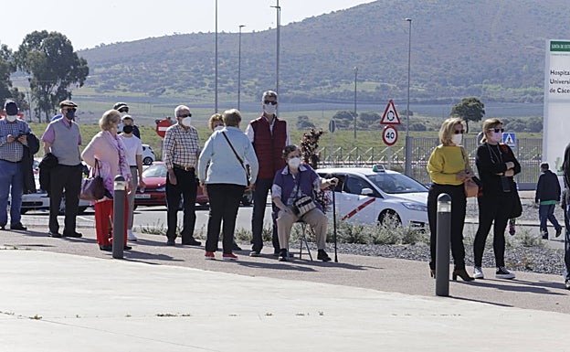 El calor y la espera han dificultado el proceso de vacunación en el Universitario de Cáceres. 
