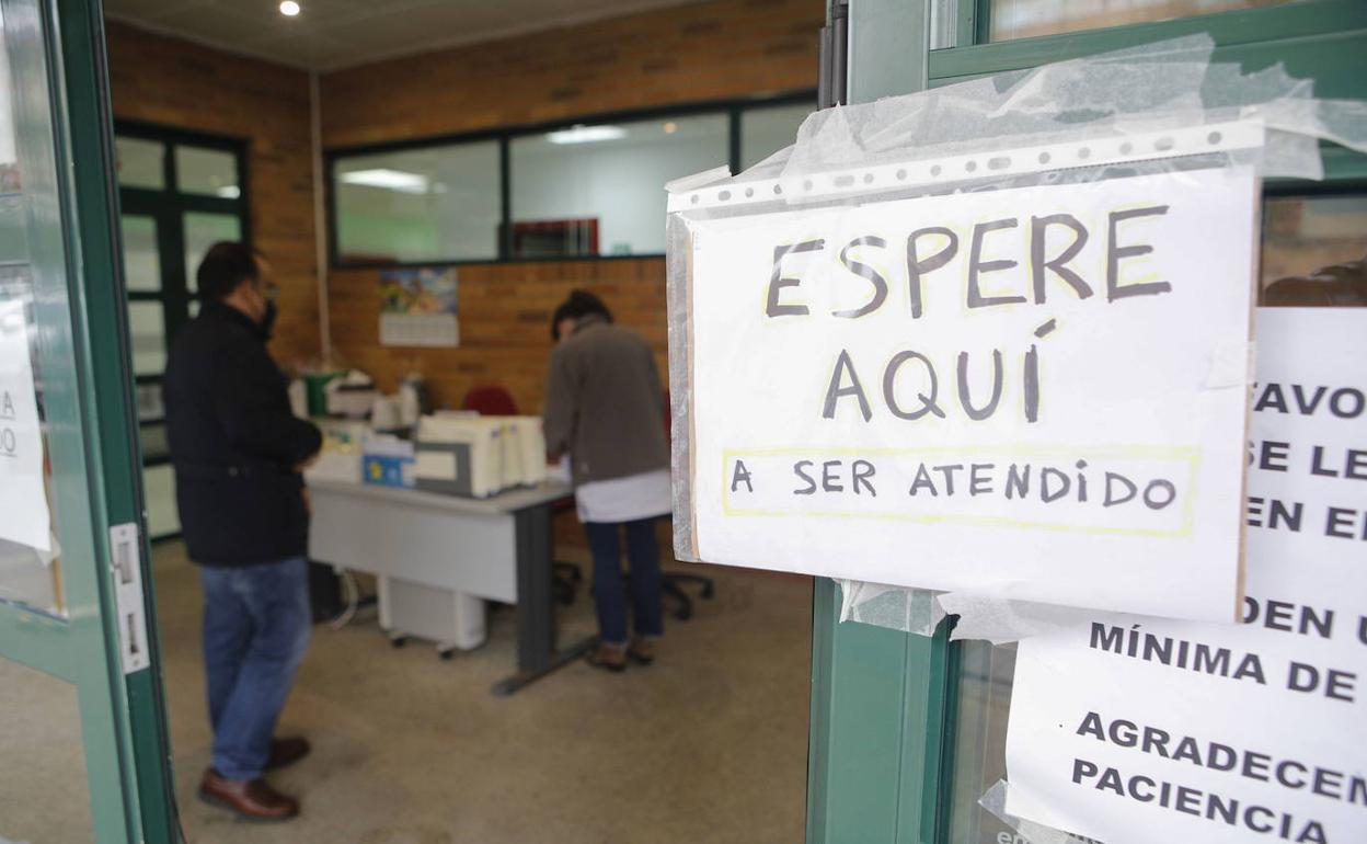 La espera excesiva es el motivo que lleva a dirigirse a la Defensora en tres de cada cuatro casos.