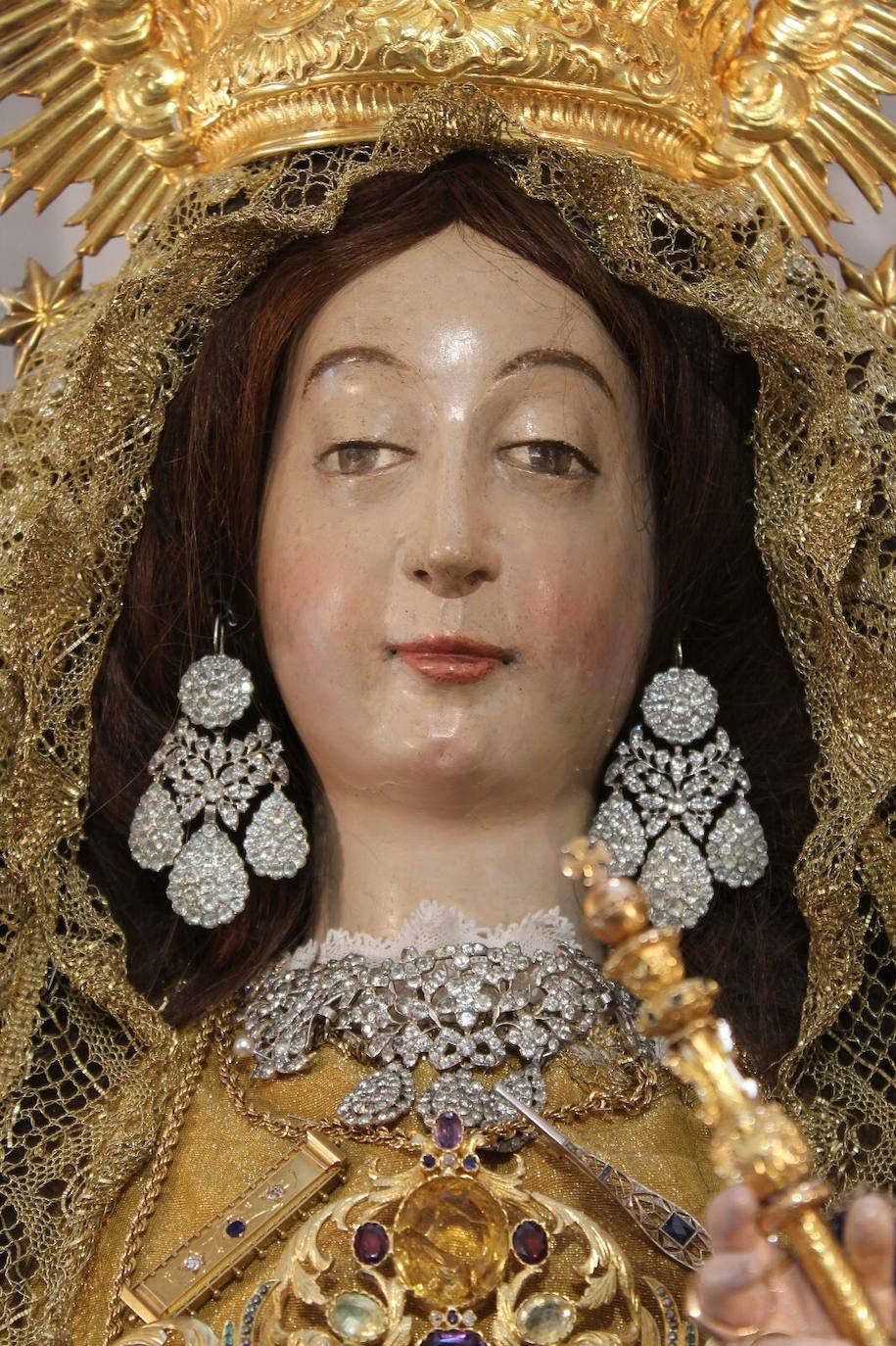 Nuestra Señora Santa María de los Remedios vestida para las fiestas patronales