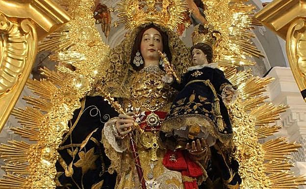 Nuestra Señora Santa María de los Remedios vestida para las fiestas patronales