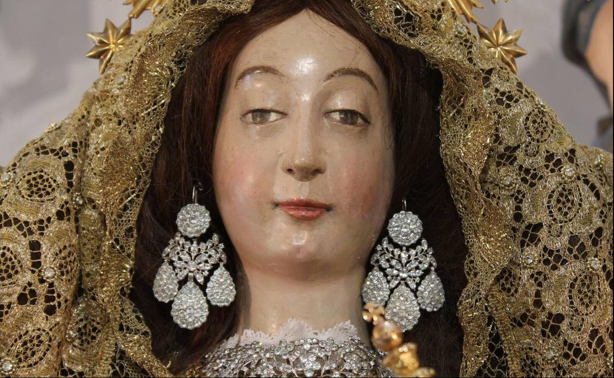 Nuestra Señora Santa María de los Remedios vestida para las fiestas patronales