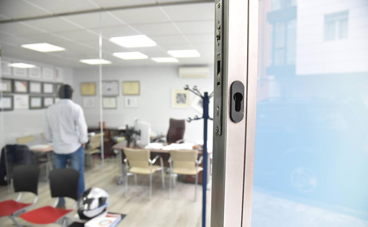 Cerradura reventada en uno de los tres negocios en los que han robado esta noche.