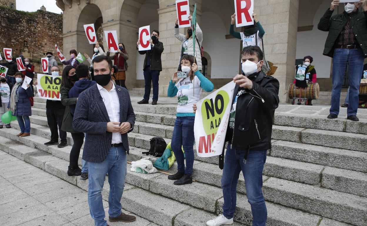 El alcalde Luis Salaya en una protesta contra la mina de litio. 