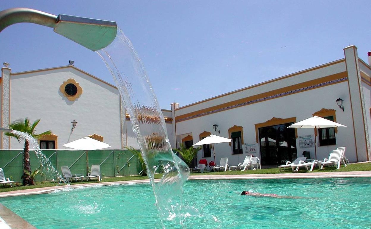 Piscina termal del balneario de El Raposo en Puebla de Sancho Pérez. 