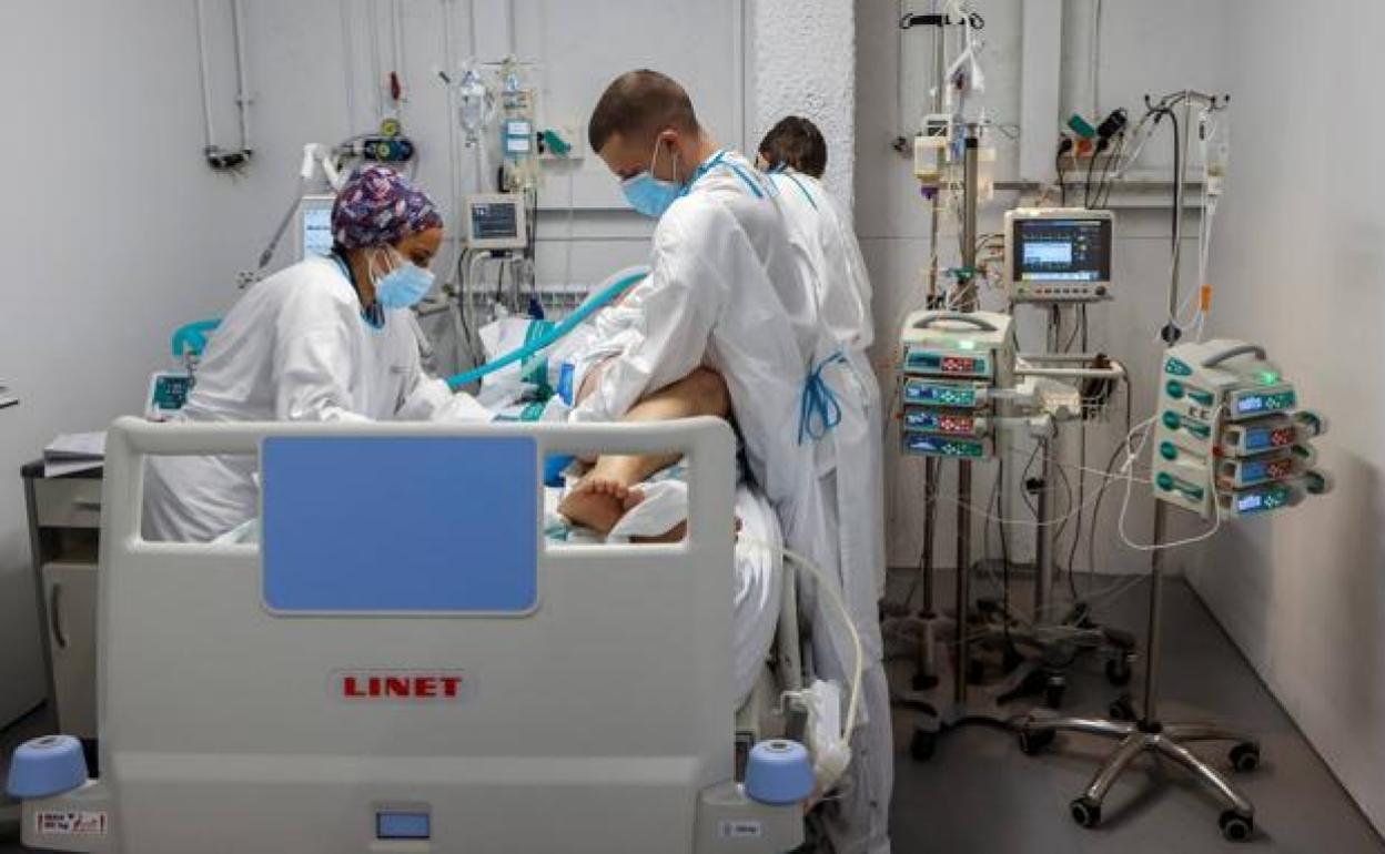 Covid en Extremadura: Los contagios siguen por encima del centenar y muere un hombre de 67 años en Cáceres