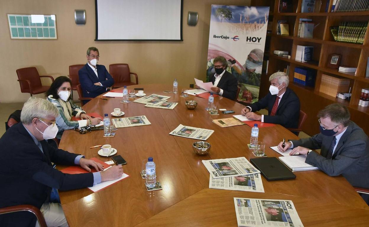 Francisco Espárrago,Celia Santos, Atanasio Naranjo, Juan Tirado, Juan José López y el moderador de la mesa, José Antonio Bocherini. 