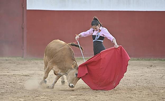 Alba de los Reyes con la ayuda y la muleta.