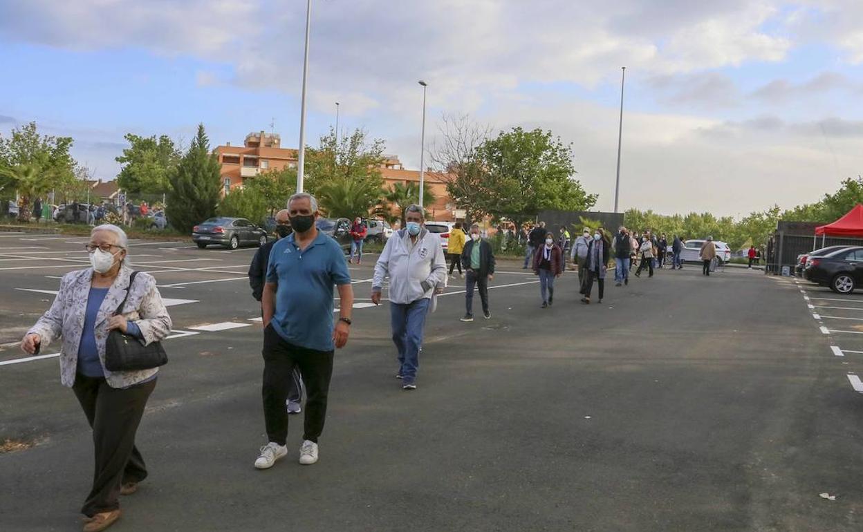 Vecinos de Mérida de 65 años entrando en Ifeme a vacunarse esta mañana sin cita