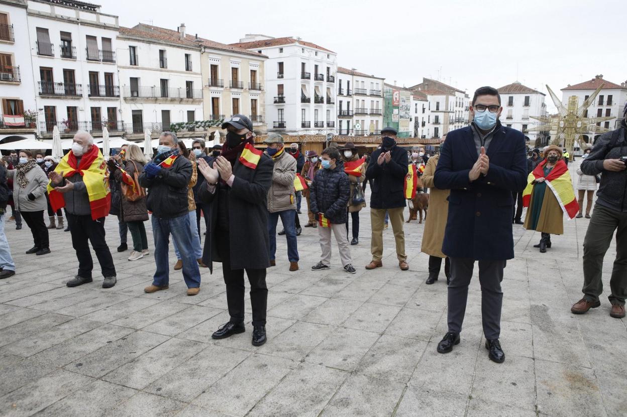 Concentración de militantes y simpatizantes de Vox en la Plaza Mayor de Cáceres. 