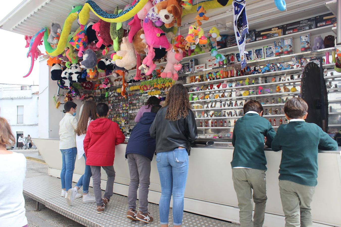 Niños jugando en un puesto en los alrededores del Paseo