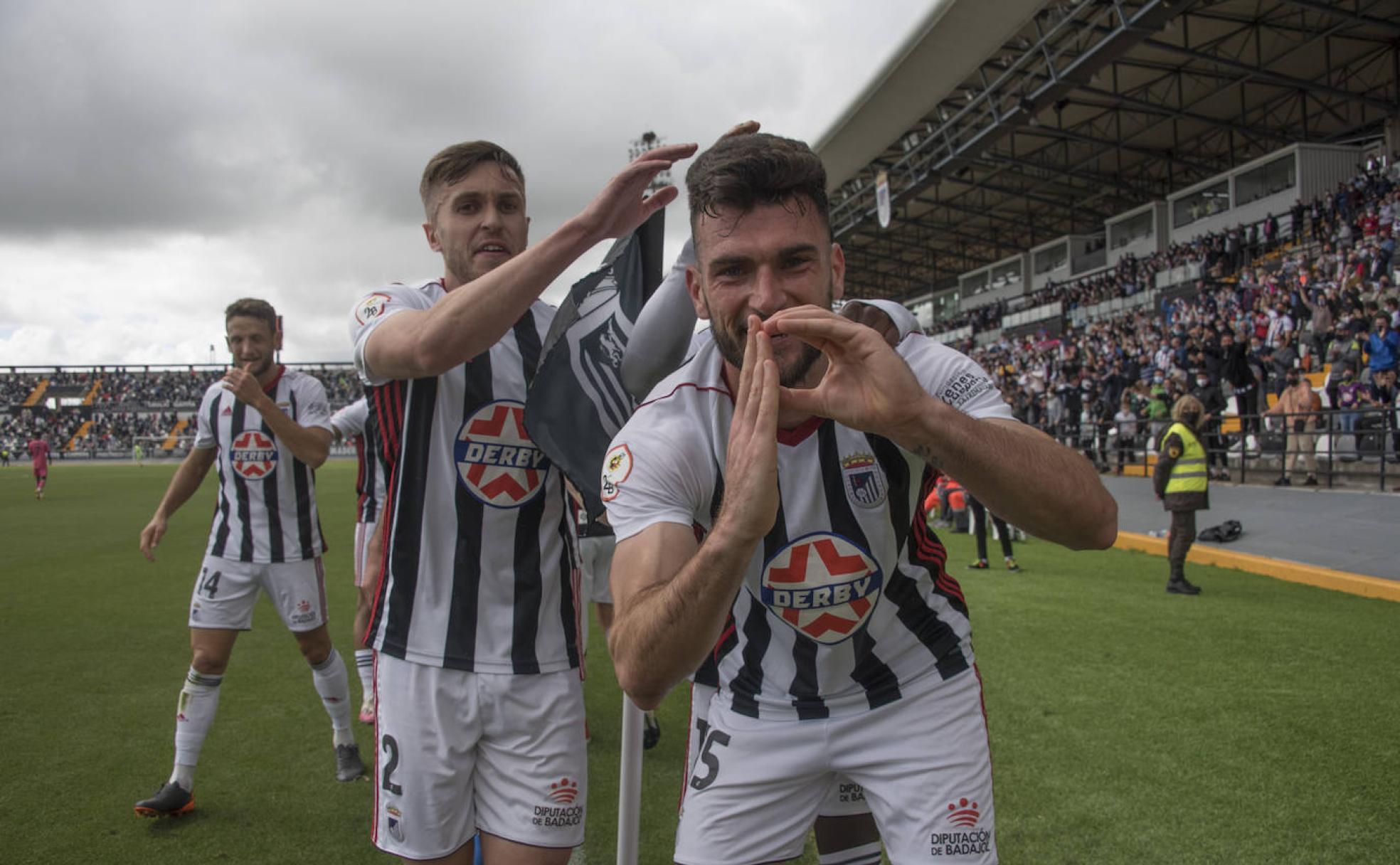 Los jugadores celebran uno de los dos goles del CD Badajoz