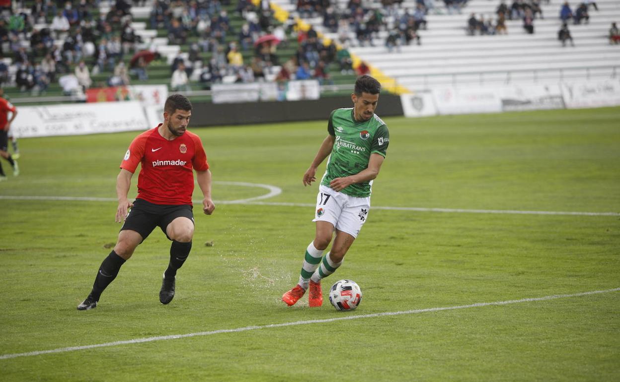 Jorge Barba pisa área rival ante la presencia de Rodao. / 