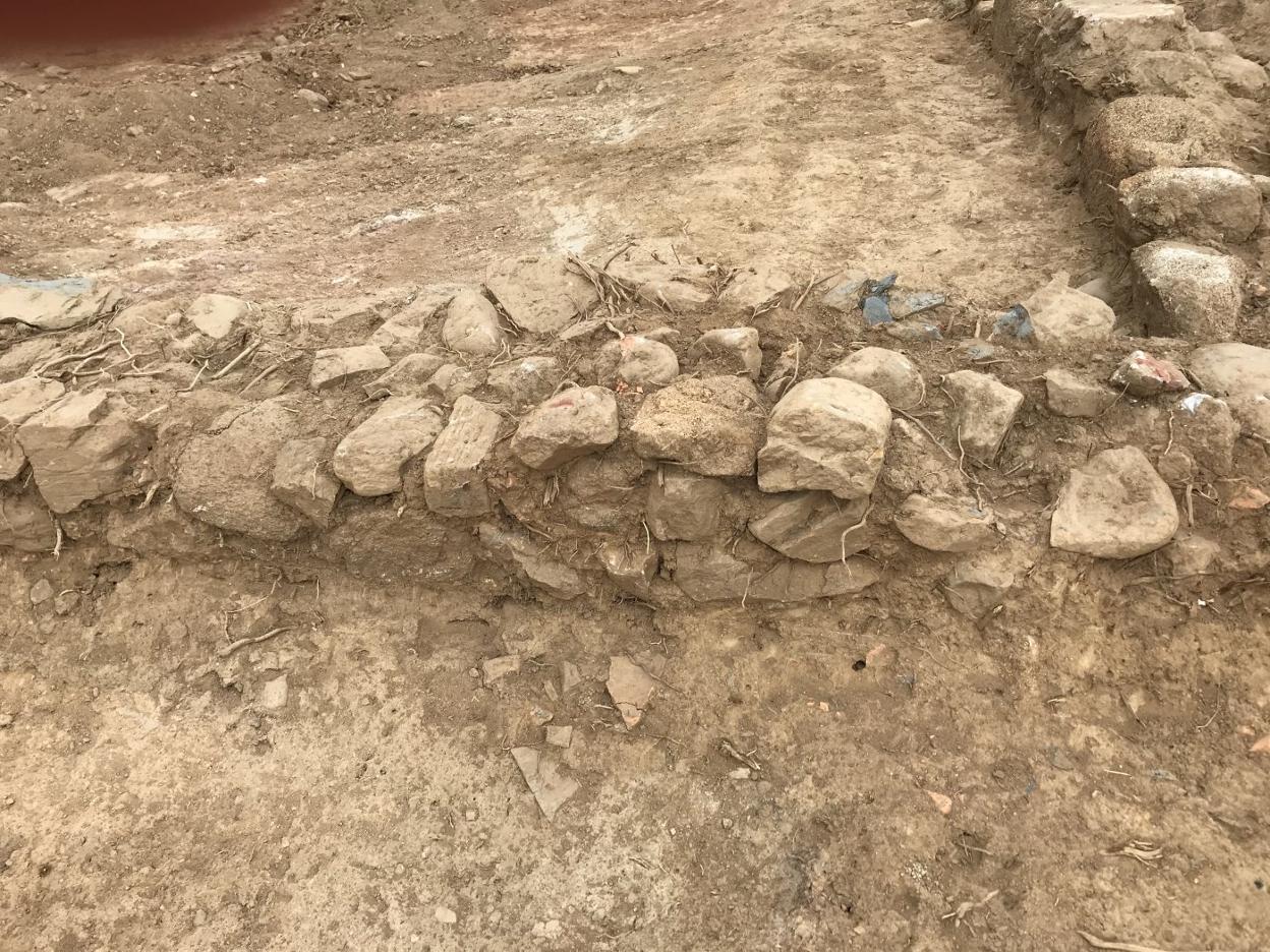 Detalle de la estructura hallada durante las obras del regadío. 