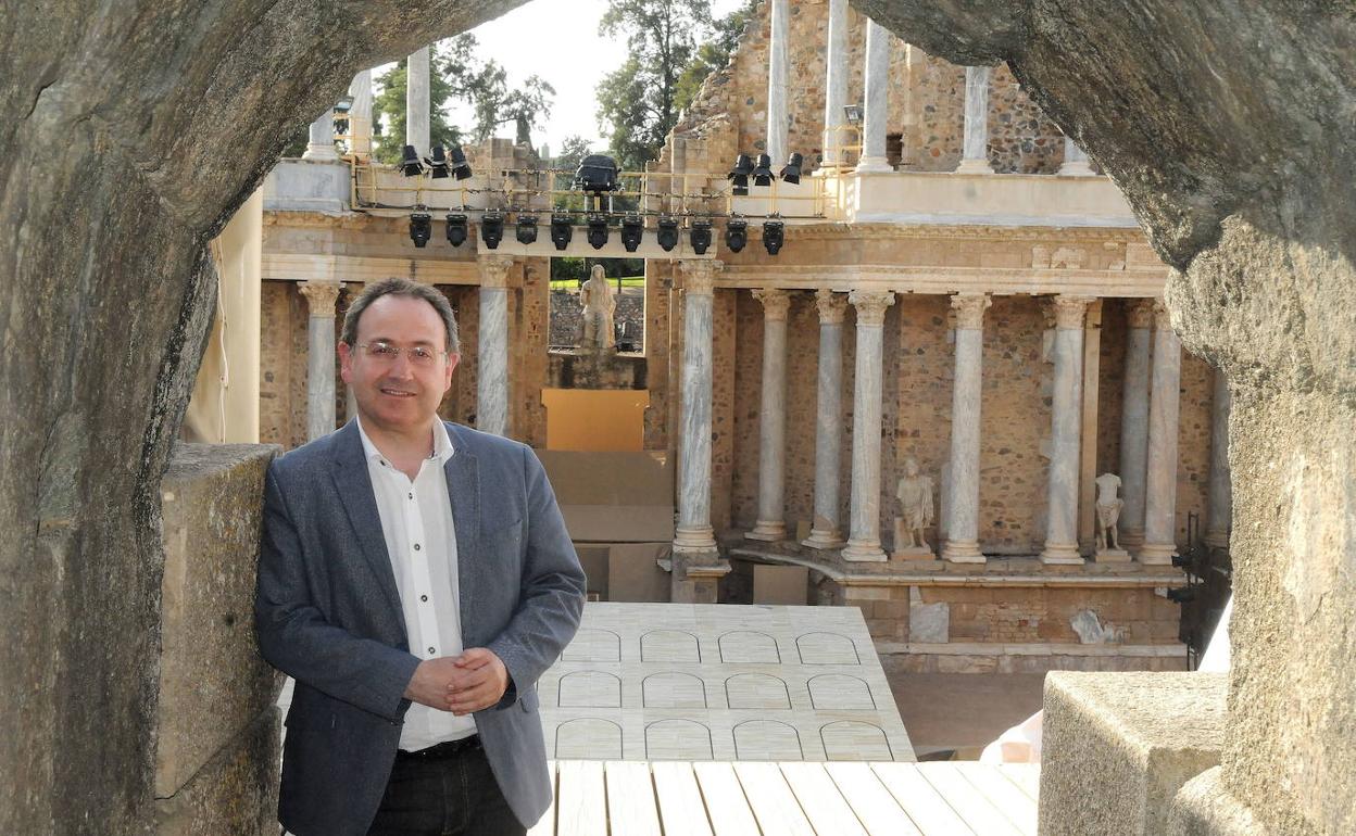 Jesús Cimarro, en el Teatro Romano de Mérida. Sigue al frente del Festival de Teatro por dos años más, prorrogables por otros dos. 