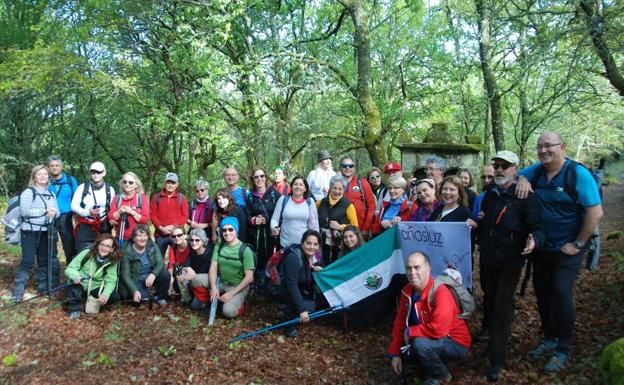 Socios del club de senderismo Emérita Augusta, durante una salida en Galicia.