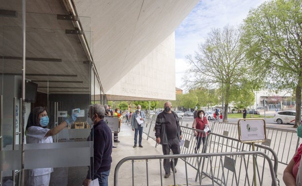 Vacunan a 150 personas en 40 minutos en la prueba del Palacio de Congresos de Cáceres