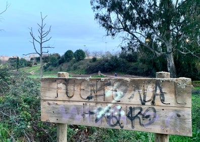 Imagen secundaria 1 - Pintadas, maleza, basura y letrero ilegible en Fuente Hinche. 