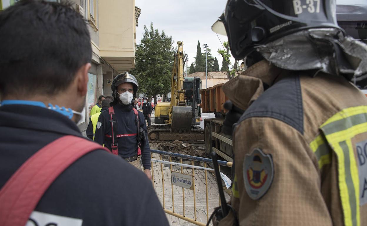 Los bomberos actuando ayer en el escape de gas de Ronda del Pilar. 