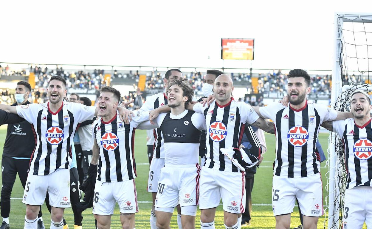 Los jugadores del Badajoz celebran el triunfo ante el Mérida en el Nuevo Vivero. 