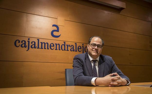 Pablo Llamas Mariñas en el salón de actos de la sede de Cajalmendralejo.