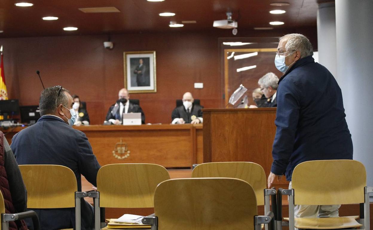 El exalcalde Juan José Bueno (sentado), mira al alcalde Pedro Goméz en la sala de vistas de la Audiencia 