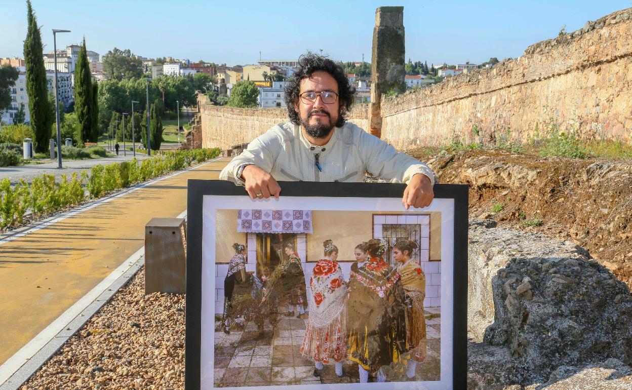 Jorge Armestar (Lima, 1983) reside en Mérida en la actualidad. 