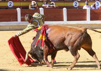 Imagen secundaria 1 - Pablo Aguado contempla lo que fue la tónica habitual del encierro de Luis Algarra. Pase de pecho de El Juli al toro que abrió plaza y con el que no pudo hacer nada. Chicuelina de Pablo Aguado al toro que cerraba plaza en el único quite del festejo. 