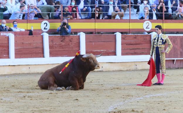 Imagen principal - Pablo Aguado contempla lo que fue la tónica habitual del encierro de Luis Algarra. Pase de pecho de El Juli al toro que abrió plaza y con el que no pudo hacer nada. Chicuelina de Pablo Aguado al toro que cerraba plaza en el único quite del festejo. 