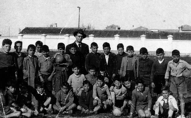 Imagen de los años cincuenta conservada por Juan José Moreno Doncel. Los profesores llevaban a los niños a jugar al fútbol al Seminario . 