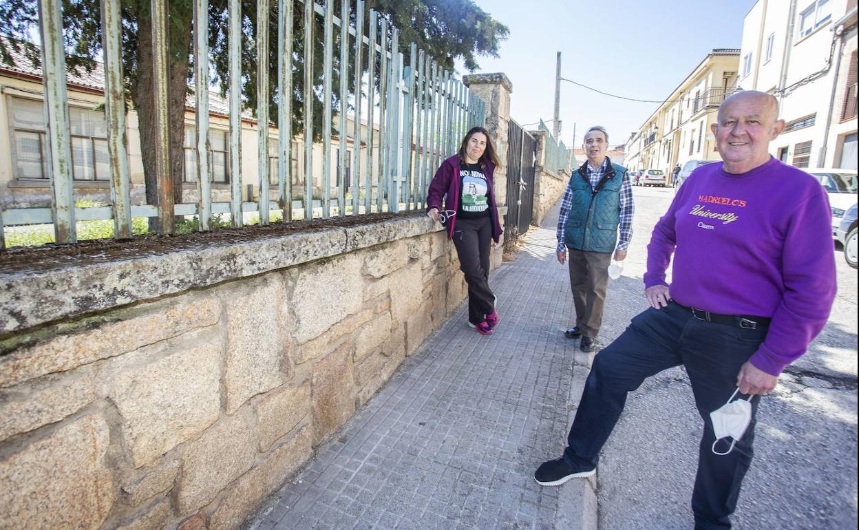 De izquierda a derecha, Celia Rubio, José Luis Sansón y Juan José Moreno Doncel, ante la fachada de El Madruelo. 