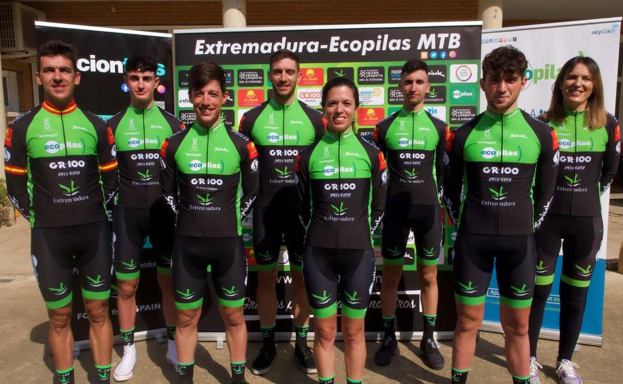 Los ocho ciclistas extremeños integrantes del Extremadura Ecopilas. 