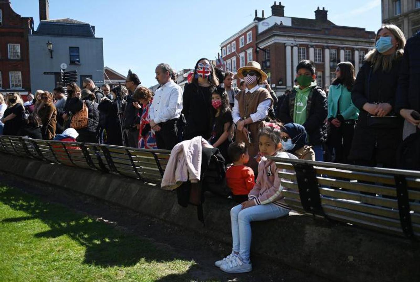 Multitud de personas se agolpan a las puertas del Castillo de Windsor.