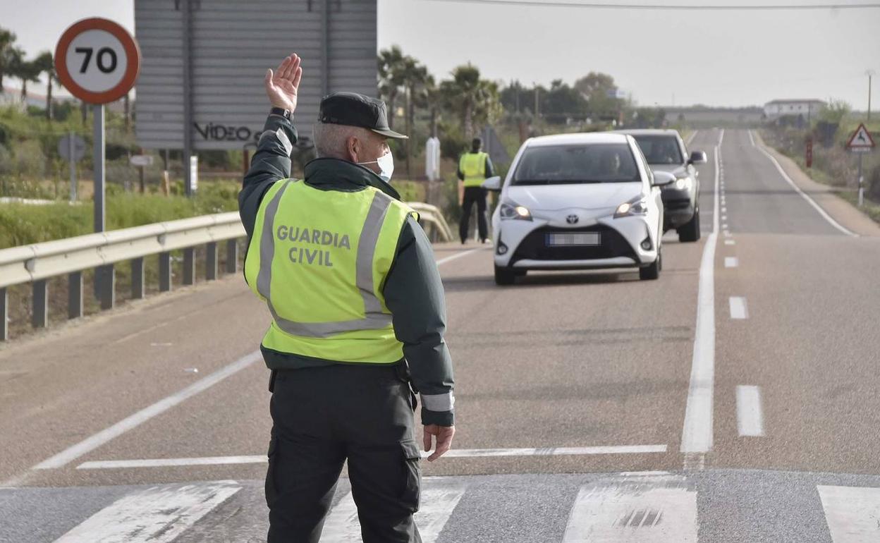 Un agente de la Guardia Civil, en un control cerca de Gévora, en la carretera Cáceres-Badajoz. 