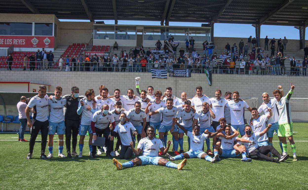 Los jugadores posan delante de su afición en el estadio Matapiñonera con las camisetas conmemorativas de campeones. 