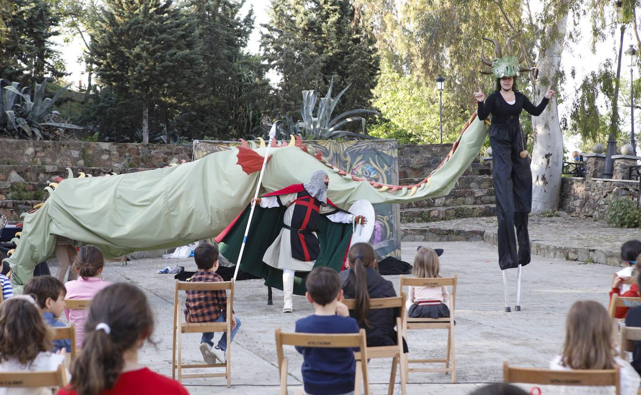 Representación de la leyenda de San Jorge ayer en el auditorio de San Blas. 