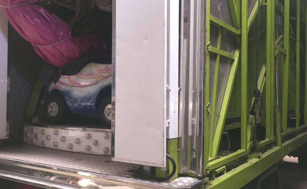 Parte de la atracción de los caballitos en una nave de Olivenza, montada en el camión y preparada para ir a Oliva. 