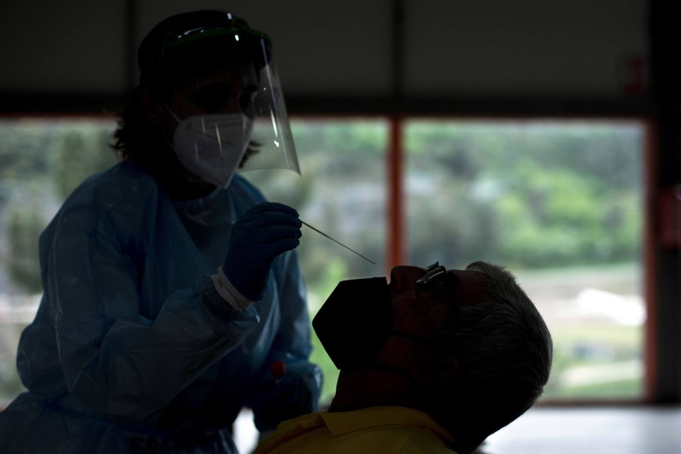 Dos muertos de 66 y 74 años en un día con subida de contagios y hospitalizados 