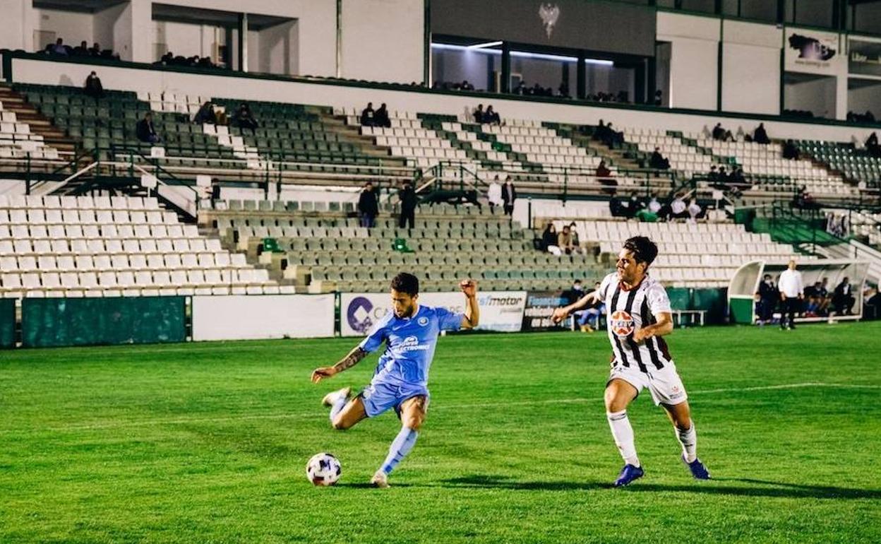 El Badajoz y el Ibiza firmaron tablas en el amistoso de febrero disputado en Toledo. En la imagen, el blanquinegro Cedenilla. 