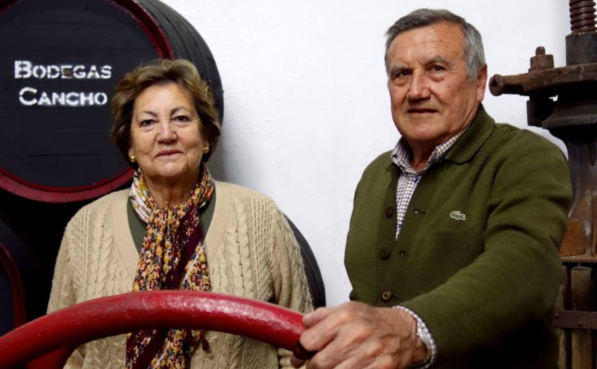 Maruja Vera y Pepe Cancho en su bodega de Maguilla. 