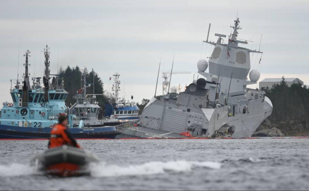 La fragata KNM Helde Ingstad, tras chocar contra un petrolero.